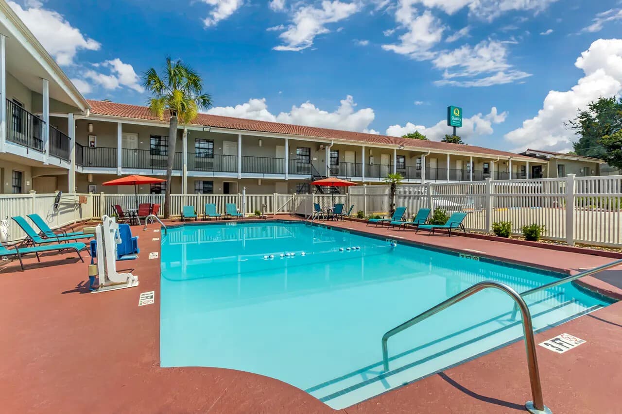 Quality Inn & Suites w/Breakfast & Pool, North Charleston, SC