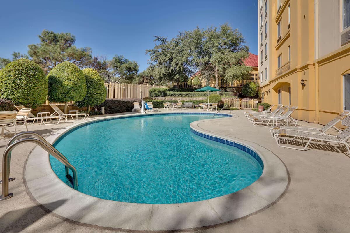 Central Expressway Studio Hotel w/Breakfast & Pool, Dallas, TX
