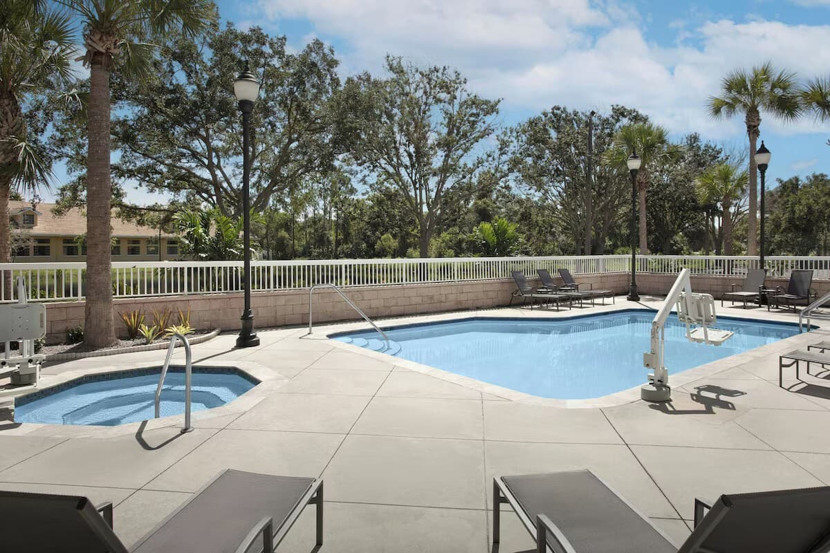 Sunny Bradenton Studio Hotel w/ Breakfast, Pool & Gym, Bradenton, FL